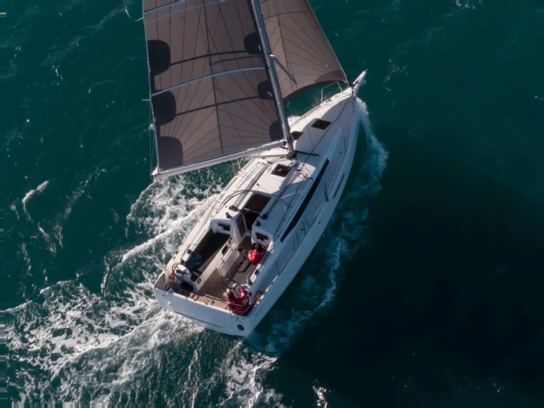 YachtCharter in Hyères - Jeanneau Sun Odyssey 380 auf SamBoat