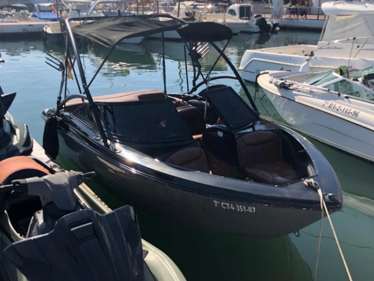 Ein Monterey 180 mieten in Marbella