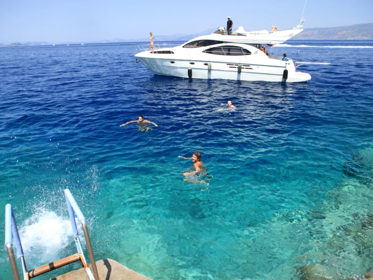 Ein Azimut Azimut 46 Fly mieten in Alimos Marina