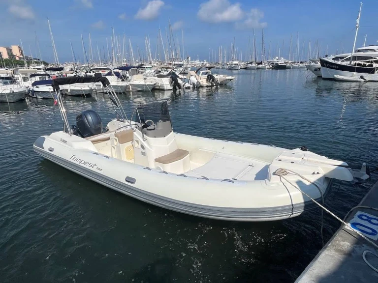 Ein Capelli Tempest 700 Sun mieten in Golfe-Juan
