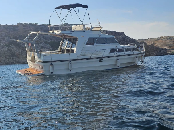 Ein Ferretti Altura 38 Fly mieten in Xemxija