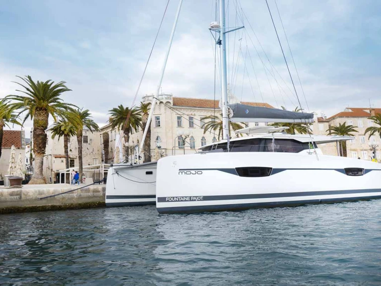 Ein Fountaine Pajot Astrea 42 mieten in Pula
