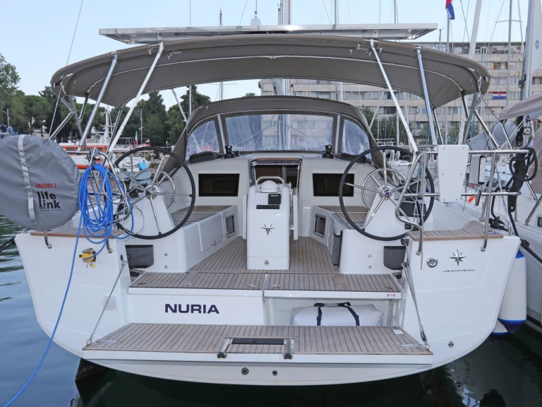 Ein Jeanneau Sun Odyssey 415 mieten in Pula