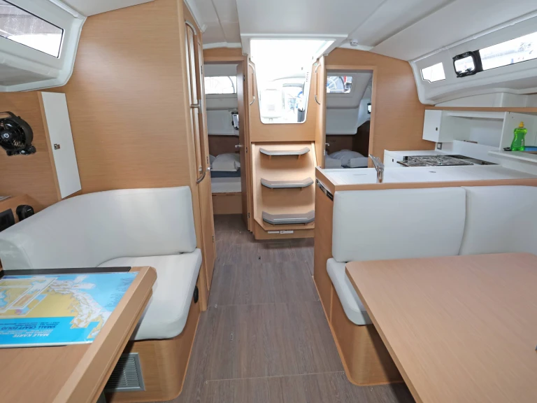 Ein Jeanneau Sun Odyssey 415 mieten in Pula