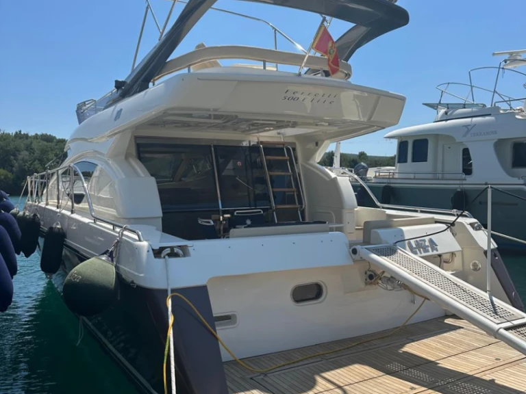 Motorboot mit oder ohne Skipper Ferretti mieten in Tivat