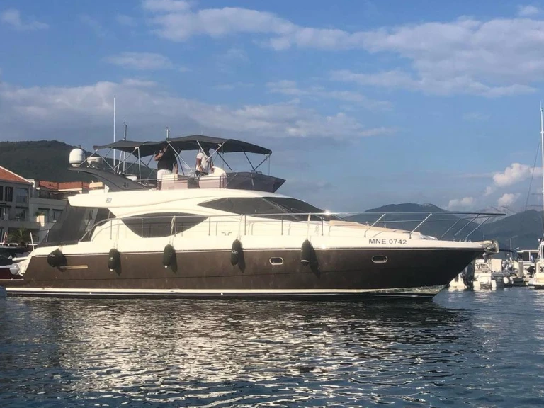 Motorboot mit oder ohne Skipper Ferretti mieten in Tivat