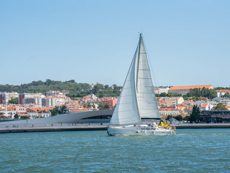 Ein Jeanneau Sun Odyssey 42.1 mieten in Lissabon