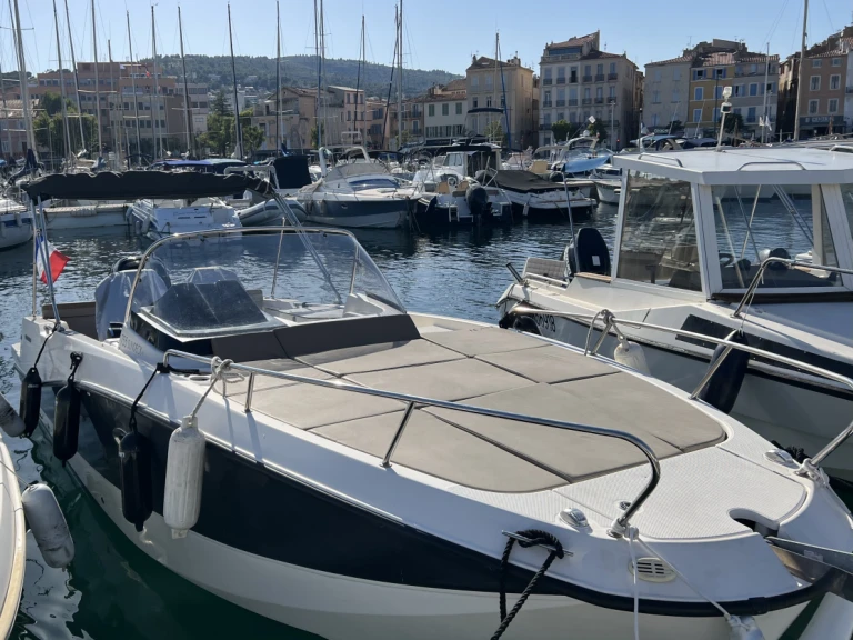 Ein Quicksilver Activ 755 Sundeck mieten in Port Vieux et Chantiers Navals de La Ciotat