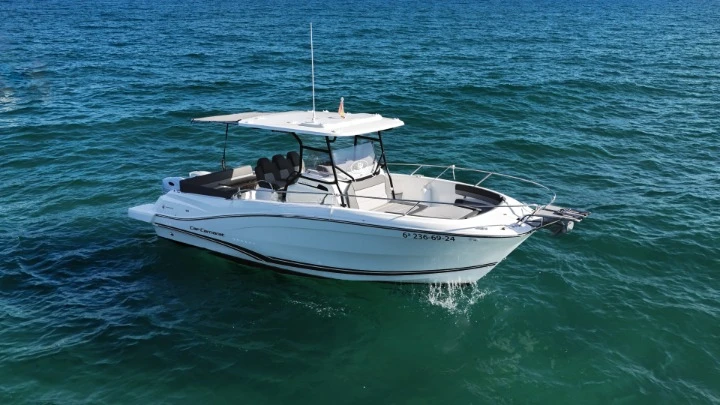 Ein Jeanneau Cap Camarat 9.0 CC mieten in Sitges