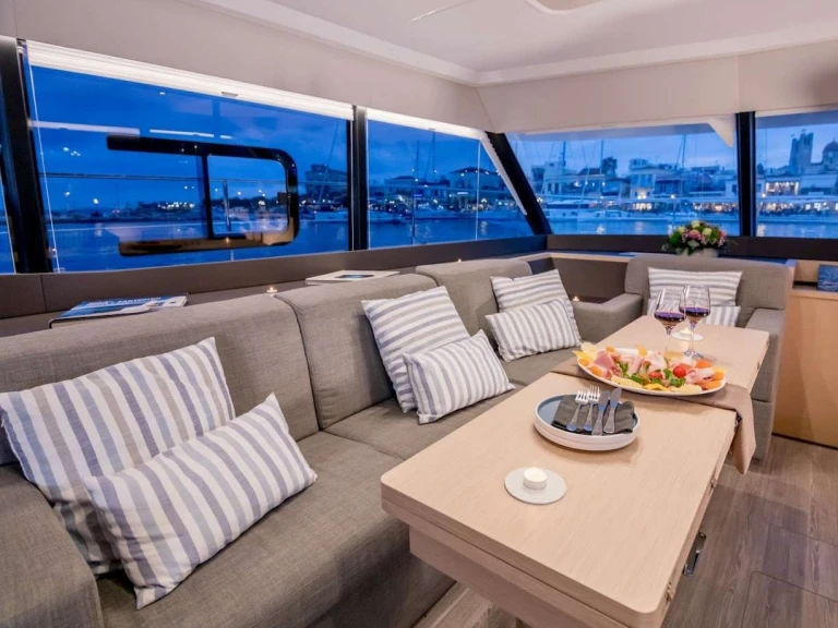 Vermietung Motorboot Fountaine Pajot mit Führerschein