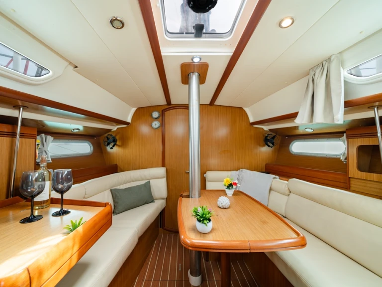 Ein Jeanneau Sun Odyssey 36i mieten in Néa Péramos