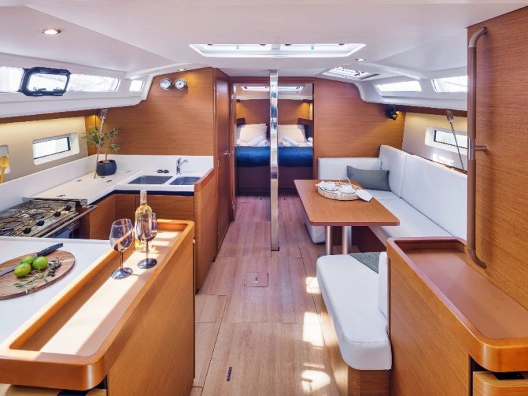 Ein Jeanneau Sun Odyssey 440 mieten in Néa Péramos