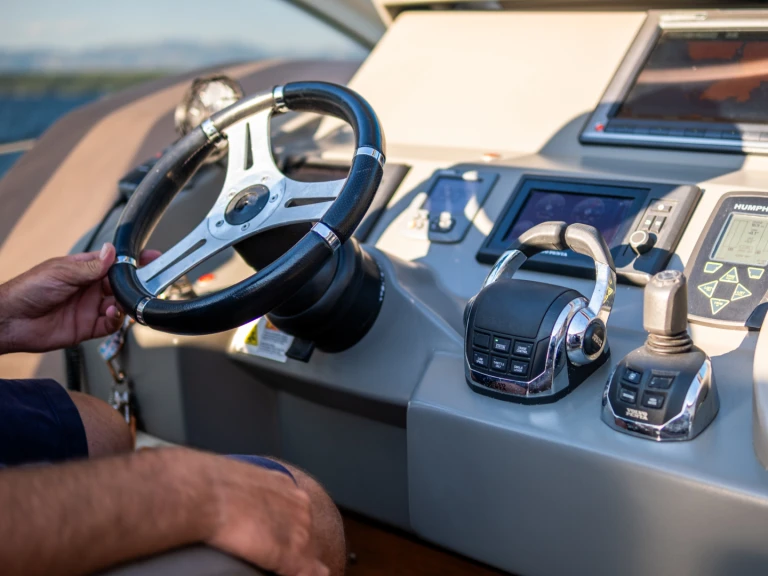 YachtCharter in Milna - Cranchi Cranchi 56 ST auf SamBoat