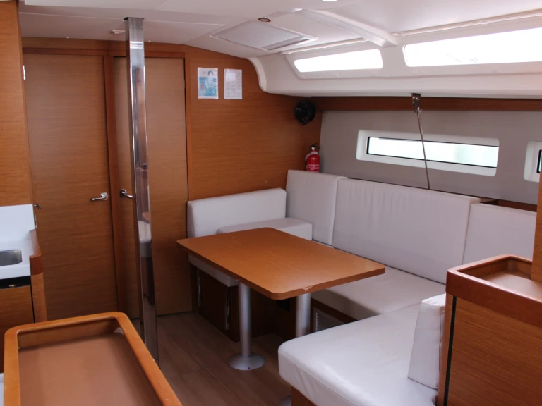 Ein Jeanneau Sun Odyssey 440 mieten in Antigua