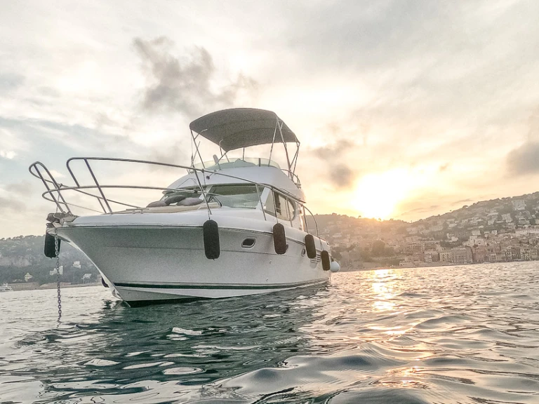 Ein Jeanneau Prestige 32 Fly mieten in Nizza
