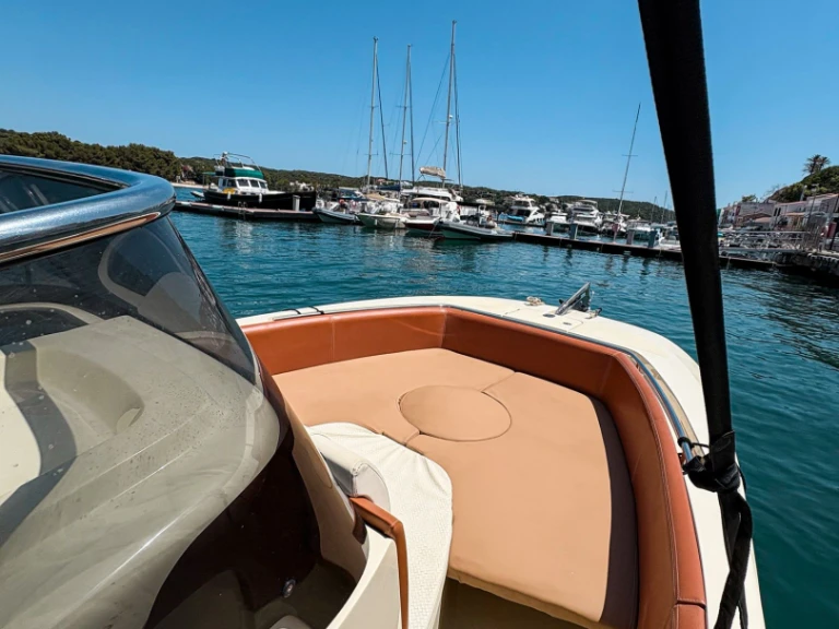 Vermietung Motorboot Invictus  mit Führerschein