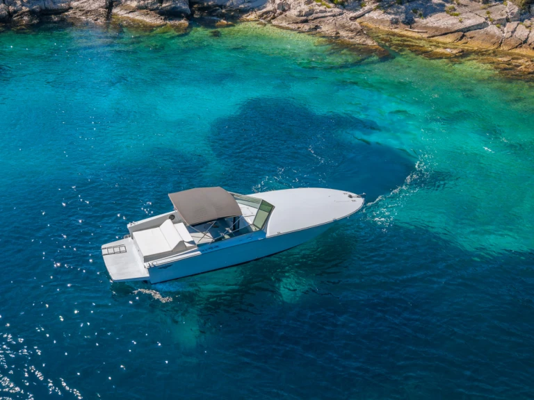 Motorboot mit oder ohne Skipper Tornado mieten in Hvar