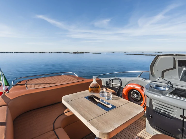Motorboot mit oder ohne Skipper Cranchi mieten in Olbia