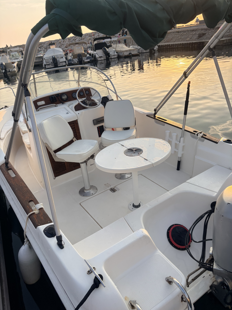 Motorboot mieten in Six-Fours-les-Plages zum besten Preis