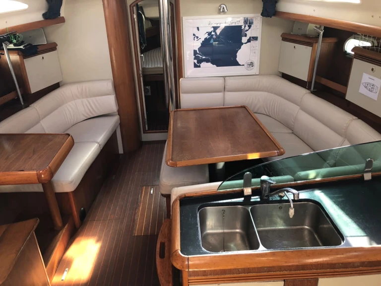 YachtCharter in Larmor-Plage - Jeanneau Sun Odyssey 43 auf SamBoat