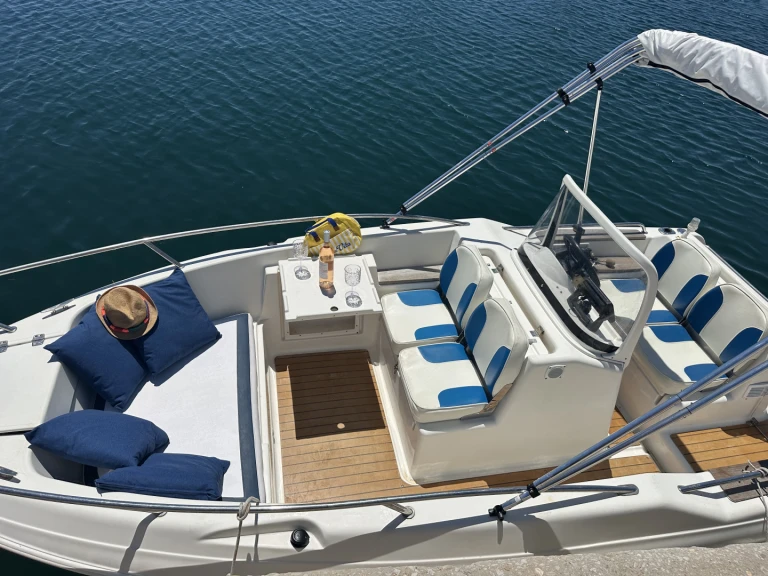 Motorboot mit oder ohne Skipper Quicksilver mieten in Carro