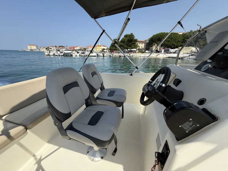 Motorboot mit oder ohne Skipper Quicksilver mieten in Poreč