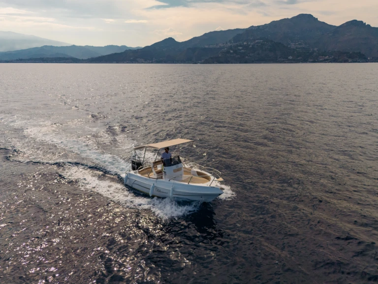 Motorboot mit oder ohne Skipper blumax 19 pro mieten in Taormina