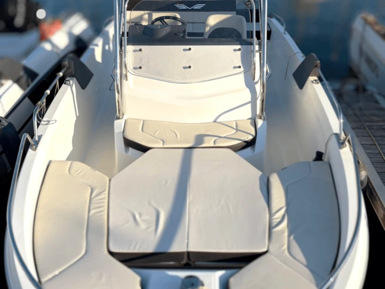 Motorboot mit oder ohne Skipper Bénéteau mieten in Hendaye