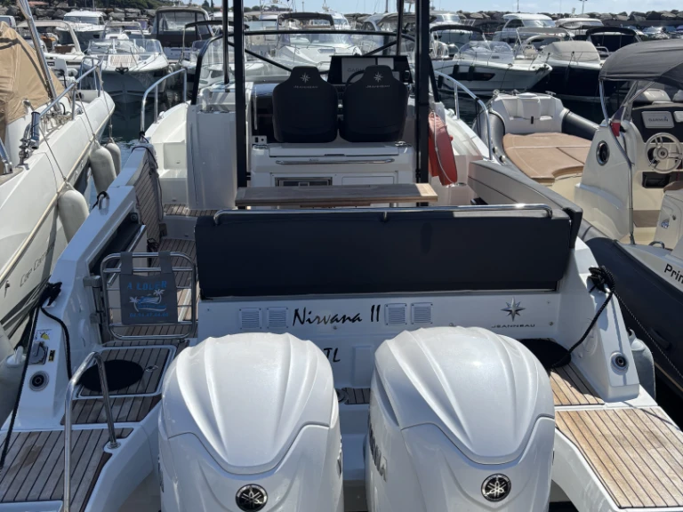 YachtCharter in Les Issambres - Jeanneau Cap Camarat 9.0 WA auf SamBoat