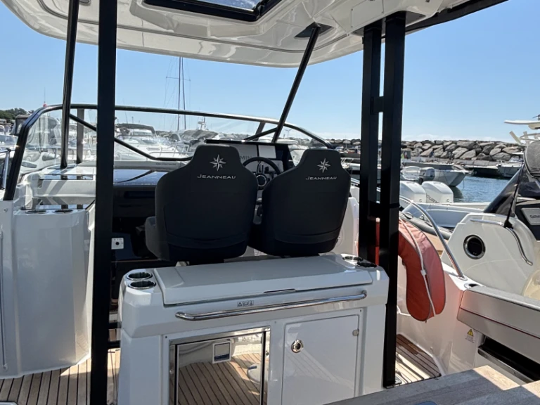 Bootsverleih Jeanneau Cap Camarat 9.0 WA Les Issambres Samboat