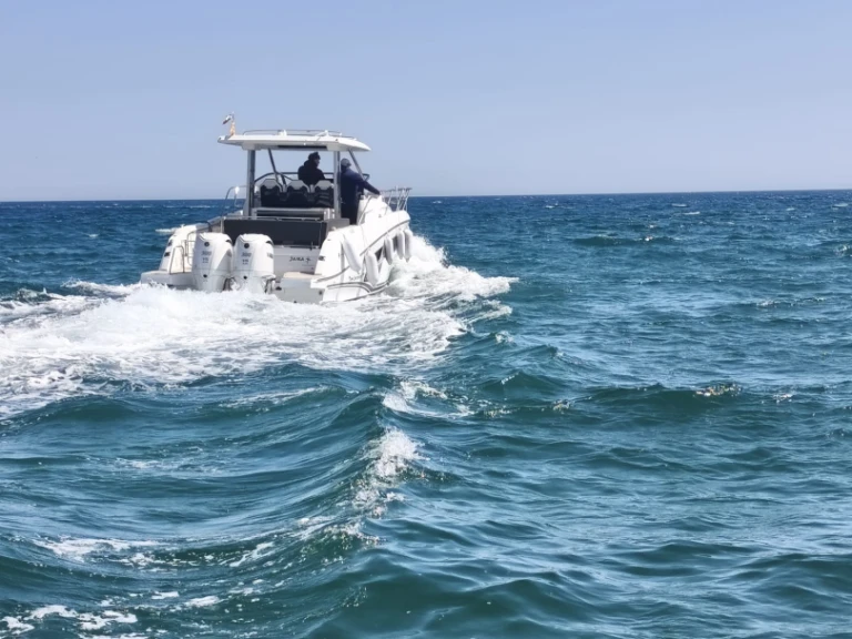 Motorboot mit oder ohne Skipper Jeanneau mieten in Empuriabrava