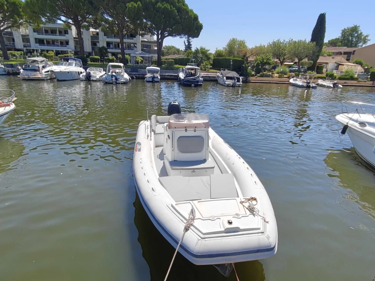 Ein Selva Selva D840 Exclusive mieten in Port de Cannes Marina