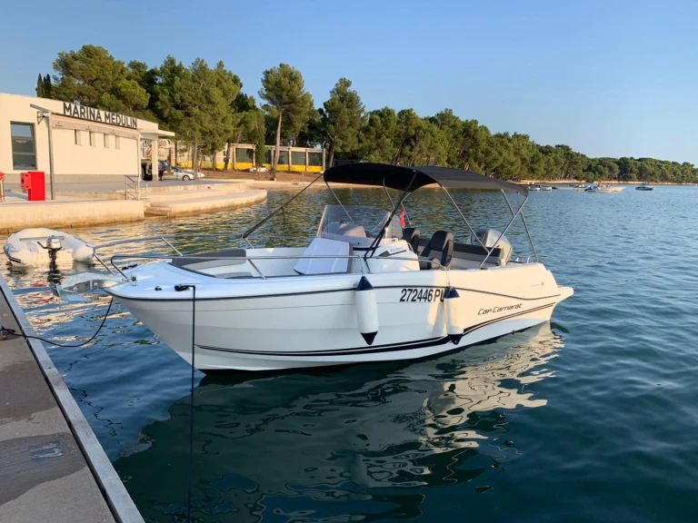 Ein Jeanneau Cap Camarat 6.5 CC mieten in Pula
