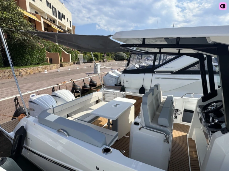 Motorboot mit oder ohne Skipper Jeanneau mieten in Cogolin