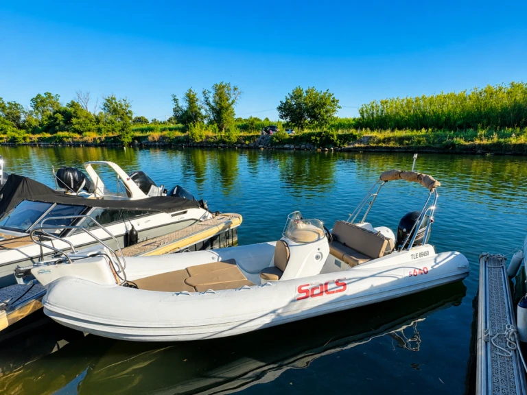 YachtCharter in Les Salins d'Hyères - Sacs Sacs S 640 auf SamBoat
