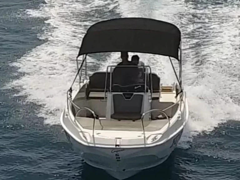 Ein speedy Cayman 585 mieten in Trogir