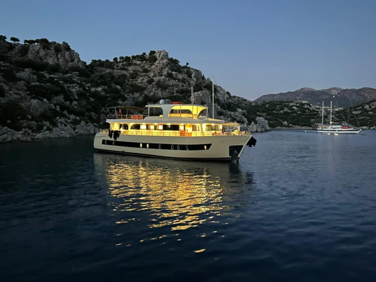 Vermietung Yacht Custom Made mit Führerschein