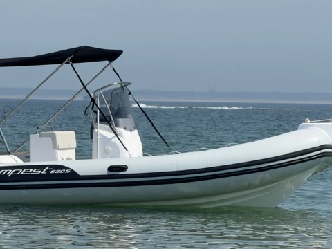Ein Capelli Tempest 630 mieten in Mandelieu-la-Napoule