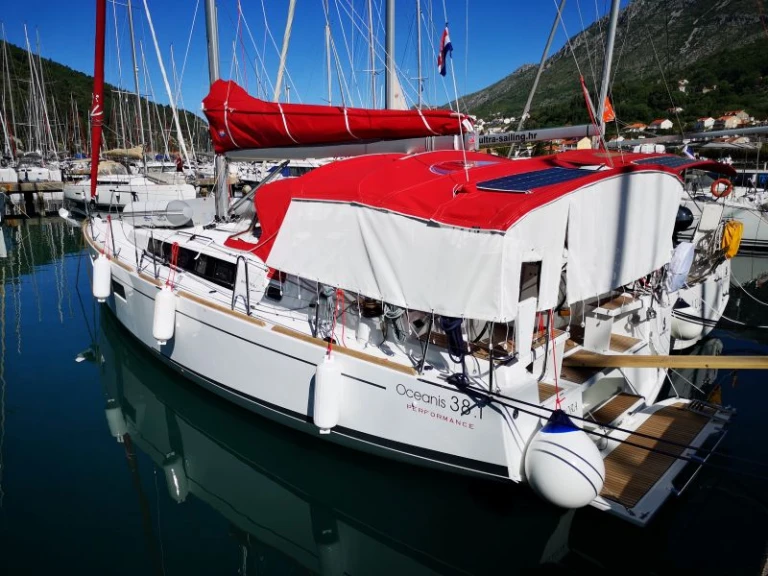 Ein Bénéteau Oceanis 38.1 mieten in Komolac