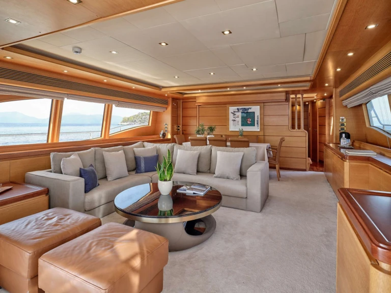 Ferretti PAREAKKI mieten Athen