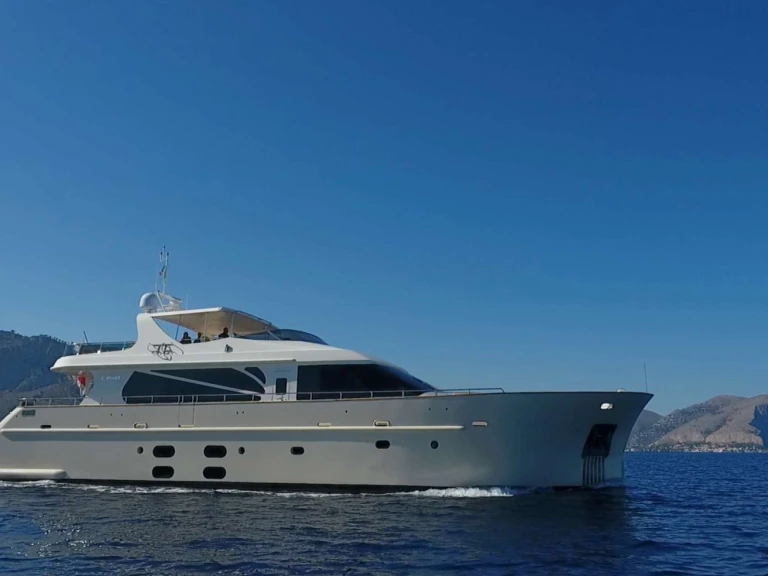 Vermietung Yacht Custom mit Führerschein