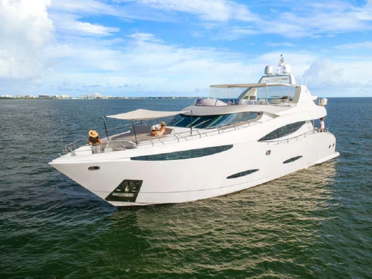 Ein Custom 90' Custom Build mieten in Bahamas