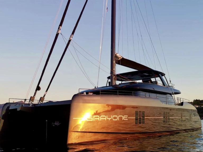 Ein Sunreef GRAYONE mieten in Athen