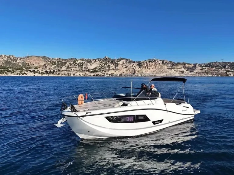 Ein Quicksilver Activ 875 Sundeck mieten in Antibes