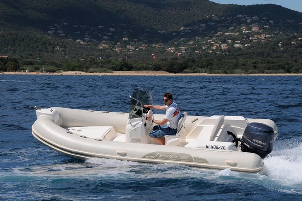 Vermietung Schlauchboot Capelli mit Führerschein