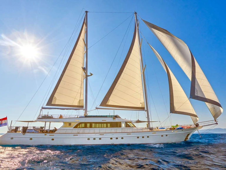 Ein Custom LADY GITA mieten in Split