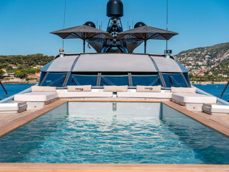 Ein Palmer Johnson DB9 mieten in San Remo