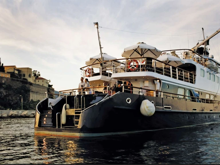 Vermietung Yacht Custom mit Führerschein