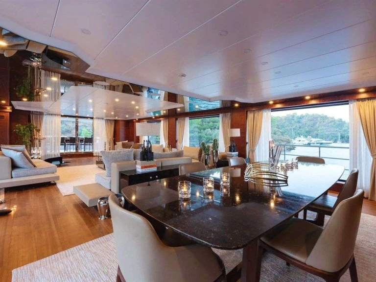 Vermietung Yacht Custom mit Führerschein