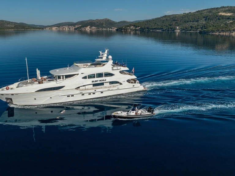 IAG SILENT WORLD mieten Trogir